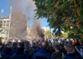 Policia shoqëron në stacion një protestues, dyshohet për hedhje të mjeteve piroteknike ndaj Kuvendit