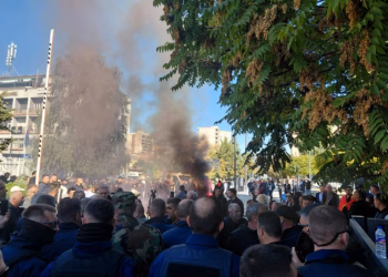 Policia shoqëron në stacion një protestues, dyshohet për hedhje të mjeteve piroteknike ndaj Kuvendit