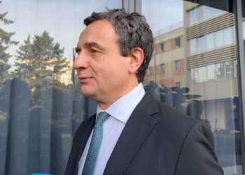 Kurti “injoron” pyetjen e gazetarëve nëse e thirri për ta bindur presidenten: Lajmi më i gëzueshëm është se kemi presidente të re