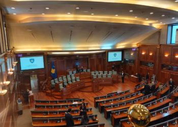 Deputetët nisin të mblidhen për seancën plenare