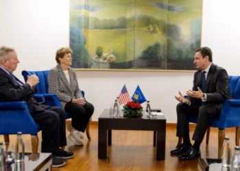 Ambasada njofton për vizitën e senatorëve, publikon fotografi nga takimi me Kurtin