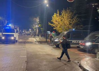 Përplasje frontale me policinë në protestë, 3 të shoqëruar, lëndohen 3 vajza