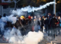 Dita e gjashtë e protestës në Tiranë, digjen objekte të institucioneve-28 të lënduar