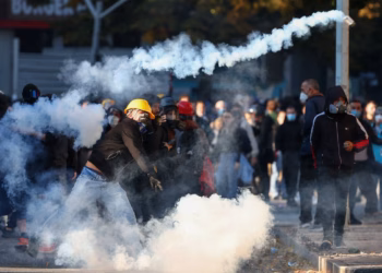 Dita e gjashtë e protestës në Tiranë, digjen objekte të institucioneve-28 të lënduar