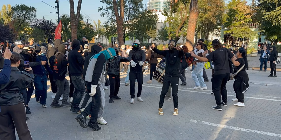 Dita e tetë e protestës në Shqipëri – Studentët refuzojnë dialogun me Ramën, përleshje me policinë