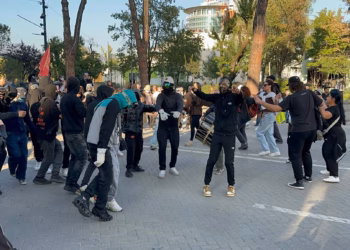 Dita e tetë e protestës në Shqipëri – Studentët refuzojnë dialogun me Ramën, përleshje me policinë