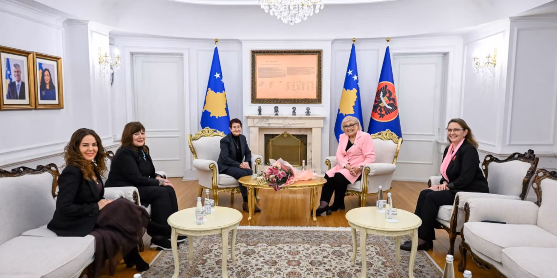 Presidentja Shiroka-Pula takon tri akademike, diskutojnë për arsimin dhe rolin e grave në shoqëri