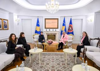 Presidentja Shiroka-Pula takon tri akademike, diskutojnë për arsimin dhe rolin e grave në shoqëri