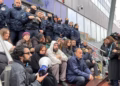 Protestuesit largohen nga Prishtina, nisen drejt Pejës për protestën në mbështetje të drejtësisë për Arlinda Zekajn