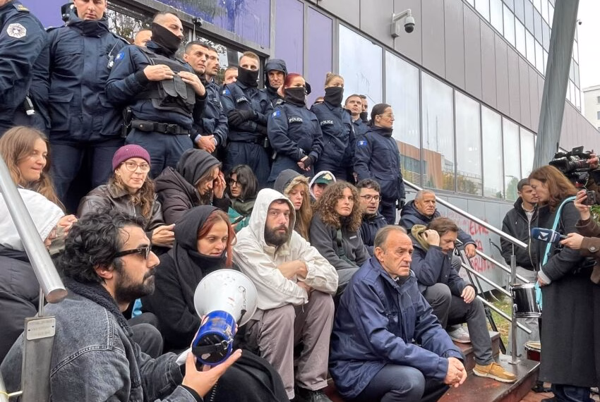 Protestuesit largohen nga Prishtina, nisen drejt Pejës për protestën në mbështetje të drejtësisë për Arlinda Zekajn