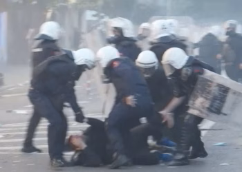 Protesta studentore në Shqipëri: Policia hedh gaz lotsjellës dhe arreston studentë