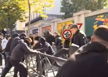 Studentët përshkallëzojnë protestën para Ministrisë së Arsimit, hidhen sende të forta drejt policisë