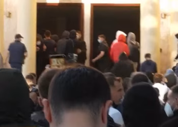 Protestuesit hyjnë në Ministrinë e Financave, ndërsa vazhdojnë përplasjet me policinë