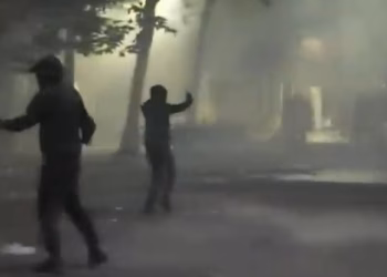 Protestuesit shkojnë para Parlamentit, përplasen me policinë