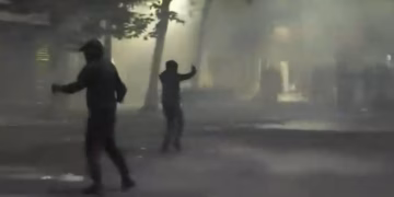 Protestuesit shkojnë para Parlamentit, përplasen me policinë