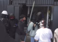 Protestuesit hyjnë brenda Gjykatës së Apelit, zjarr dhe dëmtime