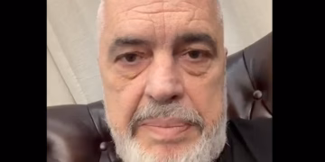 “Dorëheqje, poshtë diktatura!” – Rama ironizon protestën nga zyra e tij