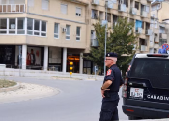 Karabinierët italianë patrullojnë në Mitrovicë, KFOR: Për ruajtjen e një mjedisi të sigurt dhe të qetë