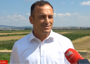 Kryetari i Obiliqit thotë se u kërcënua me jetë nga zyrtari që ia ndërroi pozitën nga “shef i inspektoratit, në shef të emergjencave”