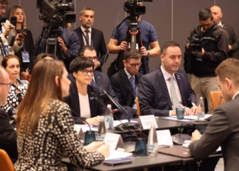 Glauk Konjufca kërkon përfshirje të plotë të Kosovës në Korridorin VIII