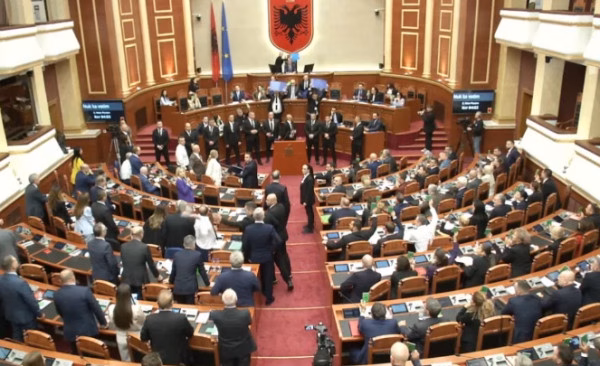 85 vota pro Reformës Territoriale, Kuvendi i Shqipërisë e miraton pas një seance maratonë