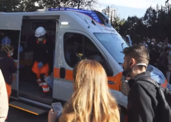 Lëndohet një protestues në Shqipëri, dërgohet në spital