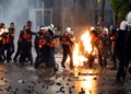 Protesta në Tiranë, dy policë përfshihen në flakë pas hedhjes së molotovit