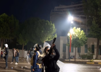 Protesta jashtë kontrollit, forcat RENEA zbarkojnë në bulevardin “Dëshmorët e Kombit”