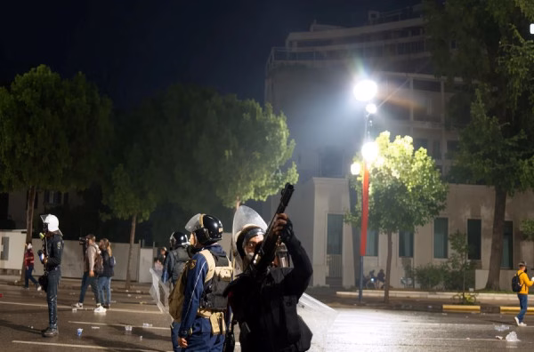 Protesta jashtë kontrollit, forcat RENEA zbarkojnë në bulevardin “Dëshmorët e Kombit”