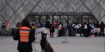 ​Sot protestohet në disa qytete në Francë, mobilizohen 70 mijë policë dhe mbyllet Luvri