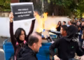 ​Protestuesit në Tiranë i vënë flakën koshave të mbeturinave pranë Ministrisë së Arsimit