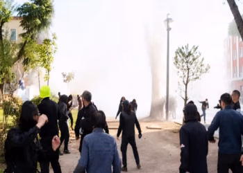 ​Tjetër përballje mes protestuesve dhe policisë, nis tensioni te Kryeministria në Tiranë