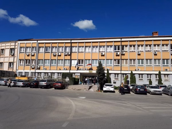 Gjykata në Pejë: Sot pranuam aktakuzën e Prokurorisë ndaj ish-bashkëshortit të Arlinda Zekajt për kanosje