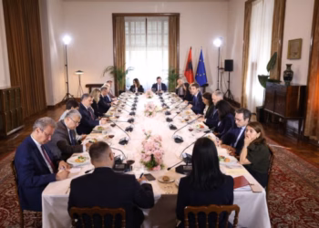 ​Hoxha pret ambasadorët e BE-së: E drejta për manifestim paqësor është themelore, dhuna nuk justifikohet