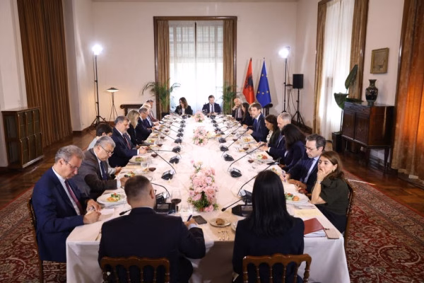 Hoxha pret ambasadorët e BE-së: E drejta për manifestim paqësor është themelore, dhuna nuk justifikohet