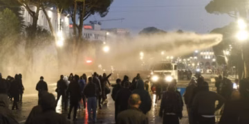 Në Shqipëri hyjnë në fuqi masat anti-dhunë, policia vendos “kushtet” e protestës, gjoba deri në 500 mijë lekë për tubuesit me maska