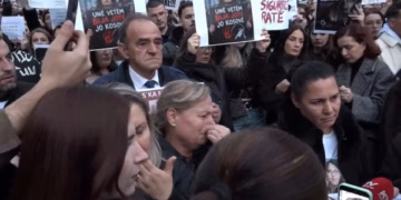 Protestë për Arlinda Zekajn edhe në Pejë, qytetarët marshojnë kundër vrasjes së grave