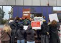 Mblidhen protestuesit para Qeverisë, pritet konferenca e Gërvallës dhe Sveçlës për rastin e Arlinda Zekajt