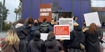 Mblidhen protestuesit para Qeverisë, pritet konferenca e Gërvallës dhe Sveçlës për rastin e Arlinda Zekajt