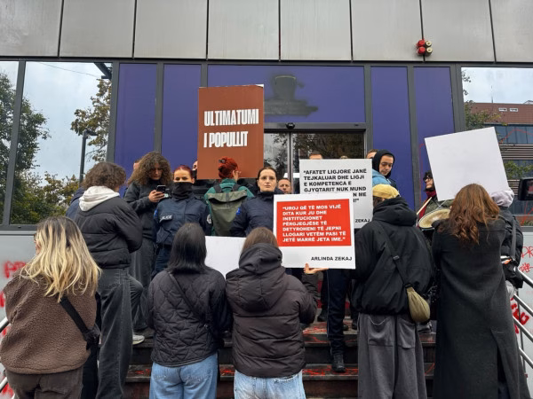 Mblidhen protestuesit para Qeverisë, pritet konferenca e Gërvallës dhe Sveçlës për rastin e Arlinda Zekajt