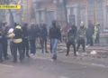 ​Protestuesit godasin policinë me llastiqe dhe kapsolla në Tiranë