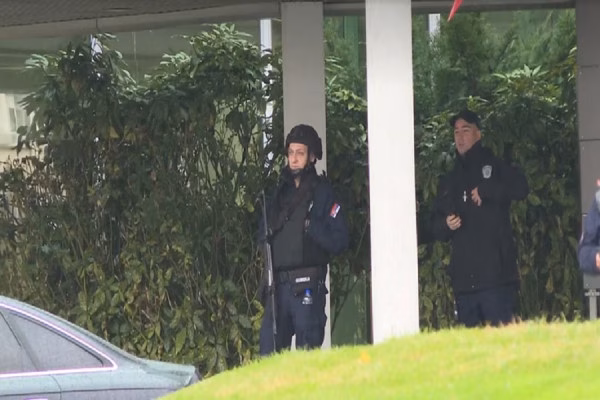Policë të armatosur para bankës në pronësi të magnatit të lidhur me Vuçiqin në Beograd