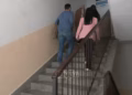 Ashensori jashtë funksionit, banorët e ndërtesës 12-katëshe detyrohen të ngjisin shkallët