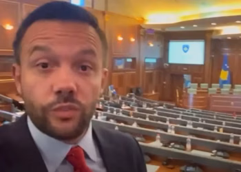 Arian Tahiri u bën thirrje deputetëve të VV-së të kthehen në sallë dhe të votojnë Projektligjin për Specialen