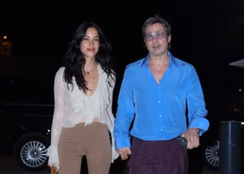Brad Pitt shfaqet dorë për dore me partneren në Paris