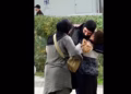 Rama ndan pamje, një grua dhe një djalë i dërgojnë ushqim policit në detyrë
