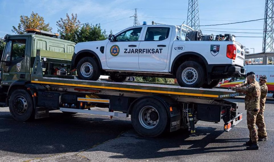 KFOR-i forcon kapacitetet e zjarrfikësve në Pejë, dhuron automjet për shuarjen e zjarreve