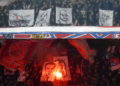 Tifozët e Crvena Zvezdës djegin figurat e Albin Kurtit e Hashim Thaçit