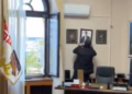 Në Serbi po hiqen fotografitë e Vuçiqit nga institucionet publike