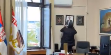 Në Serbi po hiqen fotografitë e Vuçiqit nga institucionet publike